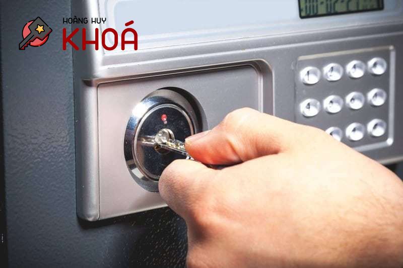 Thợ mở khóa két sắt sẽ kiểm tra và bàn giao lại cho khách hàng